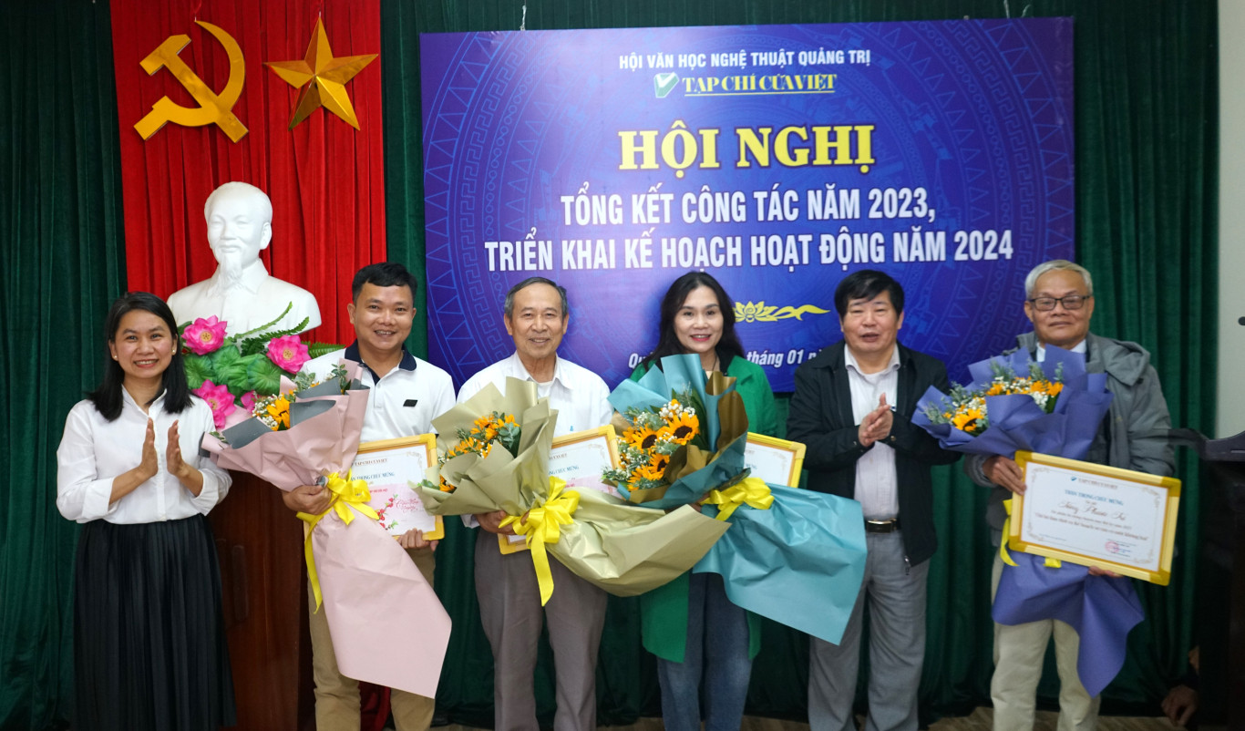 Chủ tịch Hội VHNT Nguyễn Văn D&ugrave;ng v&agrave; Tổng bi&ecirc;n tập Tạp ch&iacute; Cửa Vi&ecirc;t Đo&agrave;n Phương Nam trao chứng nhận khen thưởng cho c&aacute;c cộng t&aacute;c vi&ecirc;n c&oacute; t&aacute;c phẩm ấn tượng đăng tải tr&ecirc;n Tạp ch&iacute; Cửa Việt năm 2023 - Ảnh: L.T